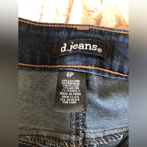 d. jeans Dark Denim with Button Detail Cropped Jeans - Picture 4 of 6